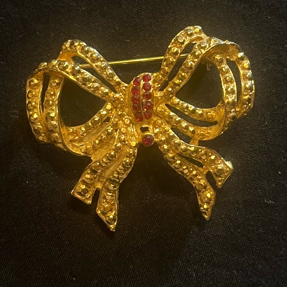 Vintage Gold Tone textured Bow Brooch with Red Rhinestones